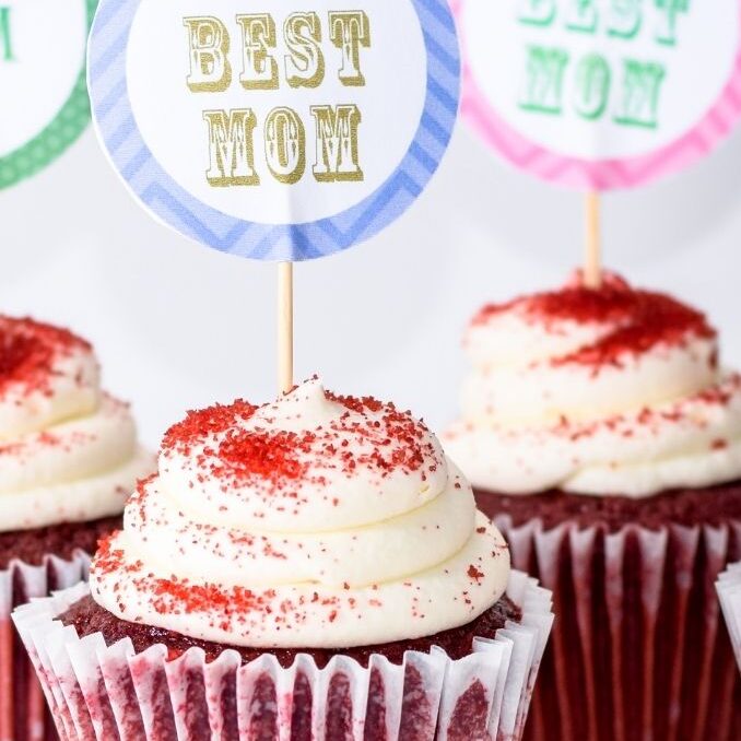 Cupcakes with "Best Mom" on them.