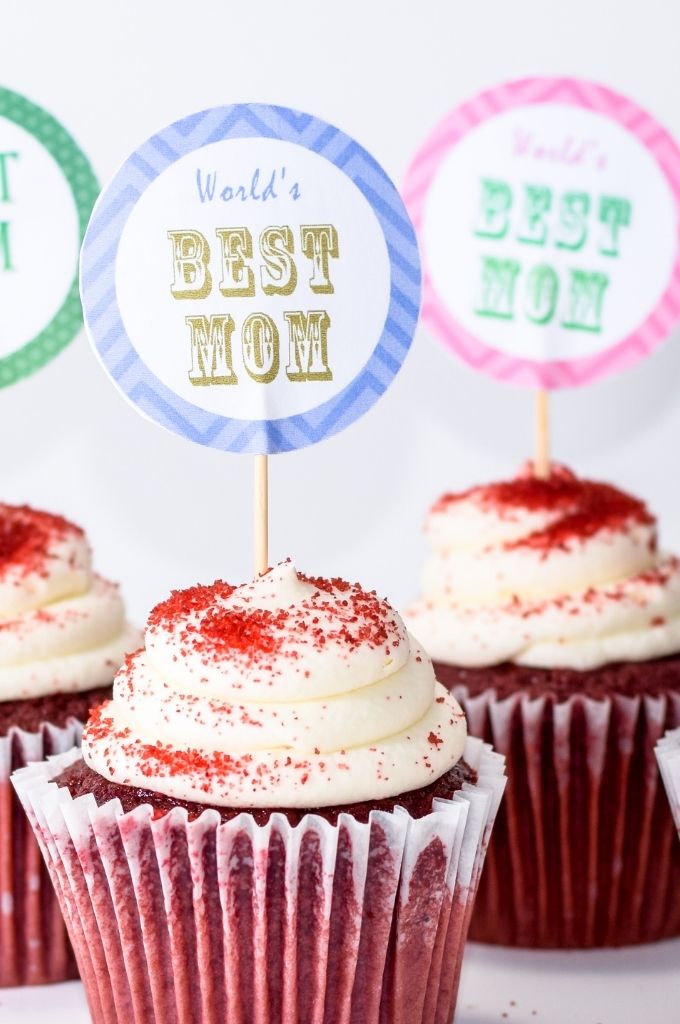 Cupcakes with "Best Mom" on them.
