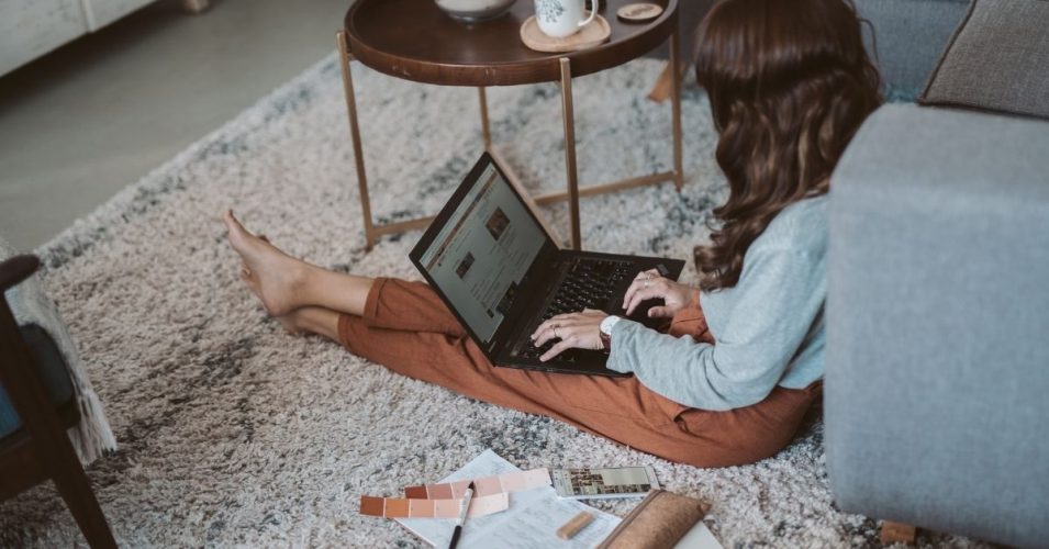 GQ-taryn-elliott-4112289 Woman working from home